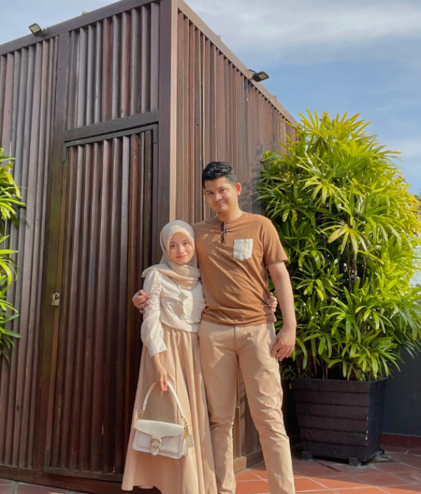 Baju dengan paduan warna earthy yang hangat